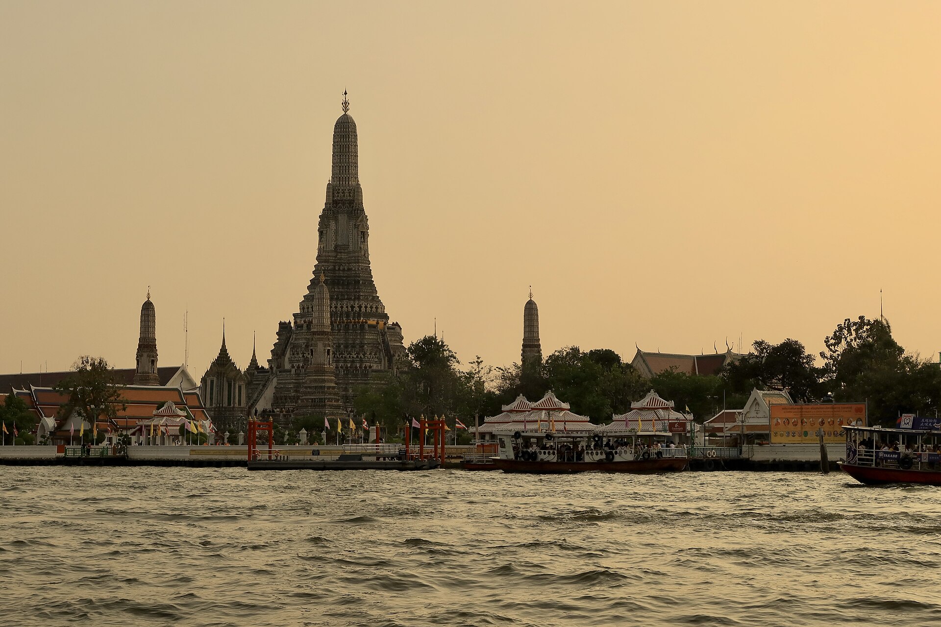 Wat Arun vu du fleuve coucher de soleil